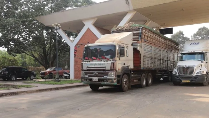 Xe nông sản qua cửa khẩu ở khu vực Tây Ninh.