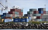 Các container hàng hóa của hãng vận tải Trung Quốc COSCO tại cảng Long Beach, bang California, Mỹ. Ảnh: THX/TTXVN