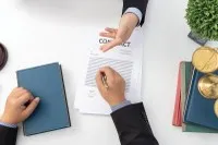 Người mua cần đọc kỹ hợp đồng bảo hiểm để tránh những điều khoản bất lợi