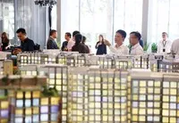 Người mua không còn vội vã “bắt sóng” như trước đây. Ảnh: Việt Dũng.