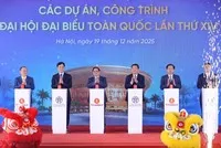 Thủ tướng Chính phủ Phạm Minh Chính cùng các đại biểu thực hiện nghi thức bấm nút khởi công, khánh thành đồng loạt 234 dự án lớn trên cả nước vào ngày 19/12/2025 - Ảnh: VGP