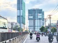 Tuyến đường Quốc lộ 1K, đoạn qua TP. Dĩ An (Bình Dương) “gồng gánh” hàng chục dự án bất động sản.