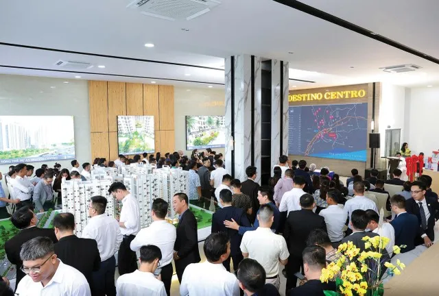 Khách đi xem dự án Destino Centro. Ảnh: Việt Dũng.