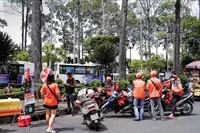 Các hãng xe công nghệ đang cạnh tranh quyết liệt để giành thị phần. Trong ảnh: Lalamove đã chính thức mở rộng sang lĩnh vực gọi xe công nghệ