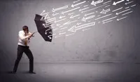 Thị trường tài chính 24h: Giá vàng hạ nhiệt, dầu thô vẫn tăng cao