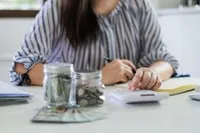 Thị trường tài chính 24h: Giá vàng thế giới tiếp tục xu hướng giảm