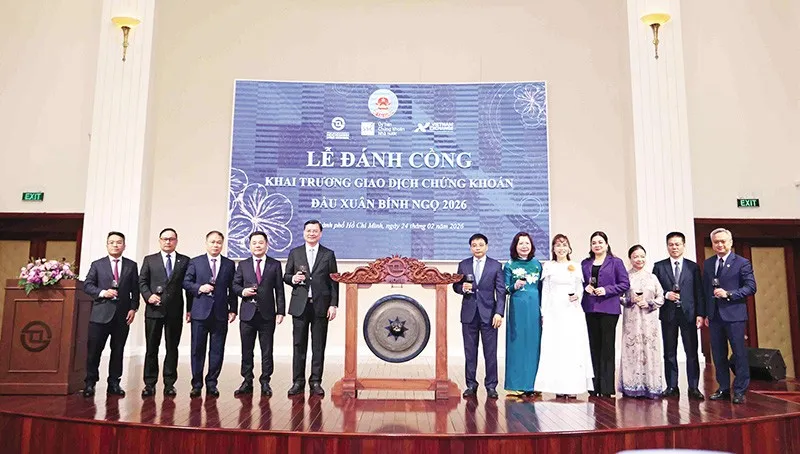 Bộ trưởng Bộ Tài chính Nguyễn Văn Thắng và các đại biểu khai trương phiên giao dịch đầu xuân Bính Ngọ 2026. Ảnh: P.V 