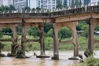 Một cây cầu bị hư hại do mưa lũ tại Gwangju, Hàn Quốc. (Ảnh: Yonhap/TTXVN)