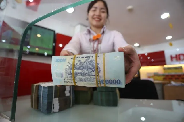 Thời điểm ngân hàng hạ lãi suất cho vay đến gần ảnh 1