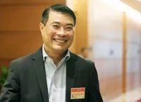 Thống đốc Lê Minh Hưng bên hành lang Quốc hội ngày 26/10. Ảnh: Võ Hải.