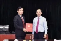 Phó Thống đốc NHNN Đào Minh Tú trao quyết định và chúc mừng đồng chí Nguyễn Xuân Bắc.