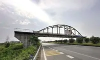 Một cầu đường sắt thi công dang dở qua khu vực Bắc Ninh.