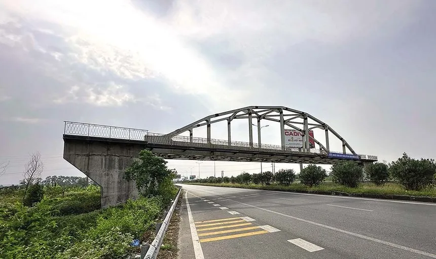 Một cầu đường sắt thi công dang dở qua khu vực Bắc Ninh. 