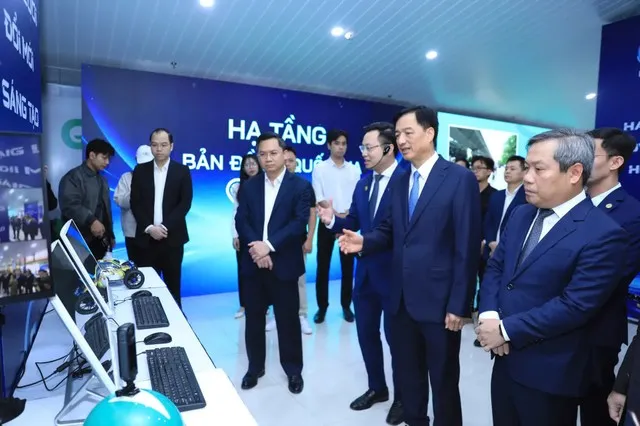 Ủy viên Bộ Chính trị, Bí thư Thành ủy Hà Nội Nguyễn Duy Ngọc cùng lãnh đạo TP. Hà Nội tham quan không gian Triển lãm Mạng lưới đổi mới sáng tạo, ngày 25/12/2025.