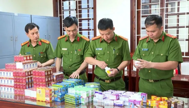 Lực lượng chức năng đã thu giữ hàng chục loại thuốc giả và số lượng lớn nguyên liệu để sản xuất.