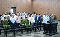 Các bị cáo bị đưa ra xét xử tại phiên tòa sơ thẩm (Ảnh: H.N)