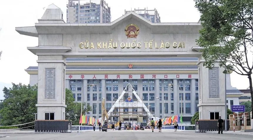 Lợi dụng việc qua lại Cửa khẩu quốc tế Lào Cai không kiểm tra con người, nhiều đối tượng đã tổ chức vận chuyển vàng lậu quy mô lớn. 
