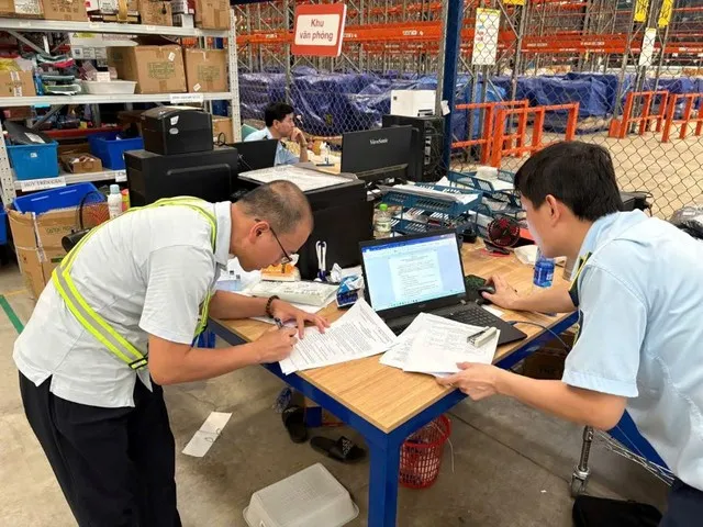 Quản lý thị trường Bắc Ninh kiểm tra Công ty Á Châu, thu giữ hàng trăm nghìn sản phẩm nhập lậu.