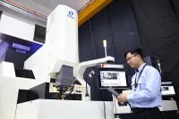 Sản xuất các sản phẩm cơ khí chính xác tại Công ty Makino, Nhật Bản tại Khu công nghệ cao TP.HCM - Ảnh: Lê Toàn