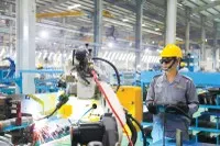 Đầu tư vào công nghệ và tự động hóa không phải để thay thế con người, mà để người lao động làm việc hiệu quả hơn và có thu nhập tốt hơn