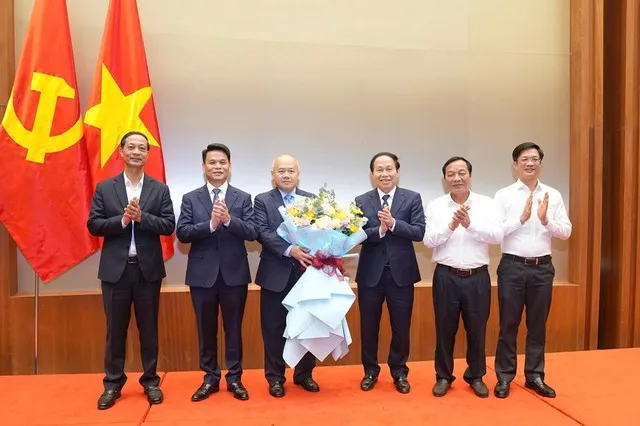 Thường trực Thành ủy Hải Phòng tặng hoa chúc mừng ông Đỗ Thành Trung