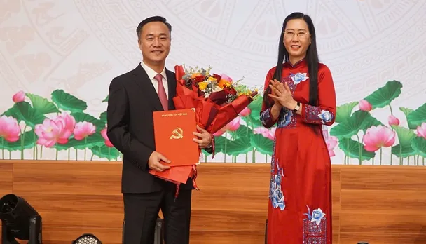 Bà Bùi Thị Quỳnh Vân, Phó Trưởng Ban Tổ chức Trung ương tặng hoa chúc mừng ông Nguyễn Việt Hùng. Ảnh: T.X 