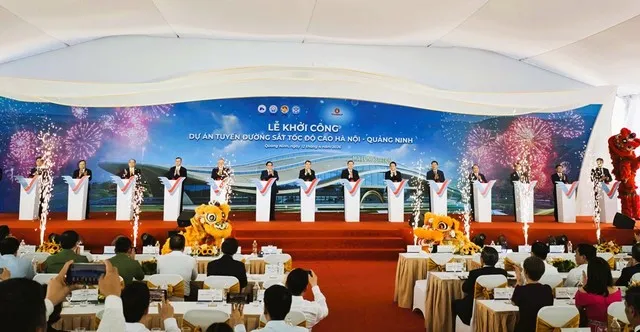 Thủ tướng Chính phủ Lê Minh Hưng cùng lãnh đạo các Ban, Bộ, ngành Trung ương và lãnh đạo các địa phương bấm nút khởi công tuyến đường sắt tốc độ cao Hà Nội - Quảng Ninh