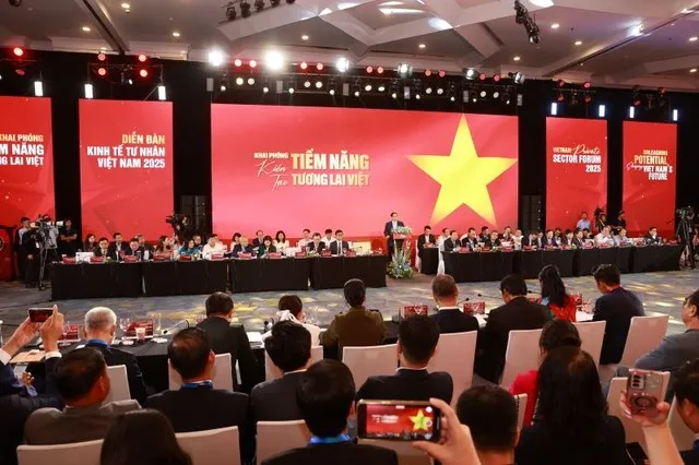 Thủ tướng Chính phủ Phạm Minh Chính phát biểu tại Phiên cấp cao VPSF 2025. Ảnh: Chí Cường