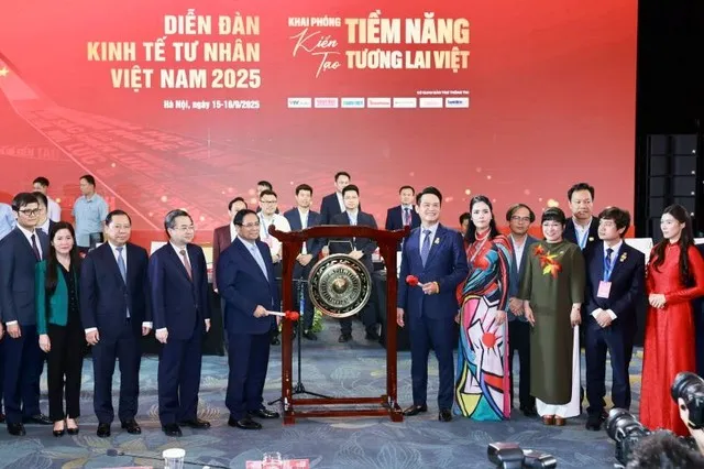 Nghi thức Thủ tướng Chính phủ và Chủ tịch VPSF 2025 thực hiện đánh cồng. Ảnh: Chí Cường