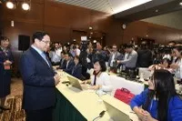 Thủ tướng ân cần thăm hỏi các phóng viên về điều kiện tác nghiệp, sinh hoạt trong thời gian diễn ra Đại hội - Ảnh: Như Ý