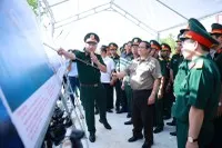 Thủ tướng nghe các đơn vị báo cáo. Ảnh: TTXVN.