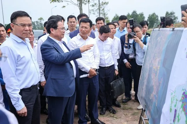 Thủ tướng Phạm Minh Chính khảo sát địa điểm dự kiến xây dựng kho dự trữ xăng dầu chiến lược tại Khu kinh tế Nghi Sơn - Ảnh: VGP/Nhật Bắc