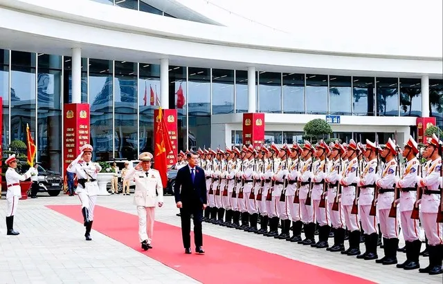 Thủ tướng Lê Minh Hưng duyệt đội danh dự Công an thành phố Hải Phòng