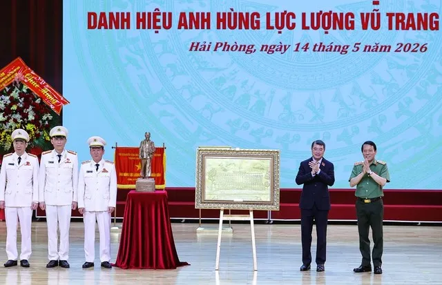 Thủ tướng Chính phủ Lê Minh Hưng và Đại tướng Lương Tam Quang, Bộ trưởng Bộ Công an trao bức tượng "Bác Hồ về thăm quê" - quà của Tổng Bí thư, Chủ tịch nước Tô Lâm tặng Công an TP. Hải Phòng