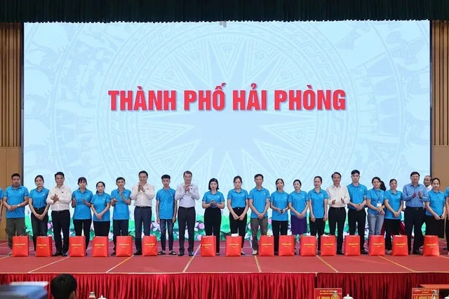 Thủ tướng Chính phủ Lê Minh Hưng và đoàn công tác đã tặng 200 suất quà cho các hộ nghèo, công nhân lao động của thành phố Hải Phòng có hoàn cảnh khó khăn