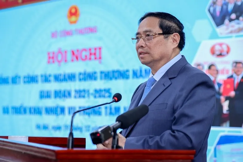 Thủ tướng ghi nhận, đánh giá cao và biểu dương sự nỗ lực và những kết quả quan trọng mà ngành công thương đạt được trong năm 2025 và giai đoạn 2021-2025 - Ảnh: VGP.