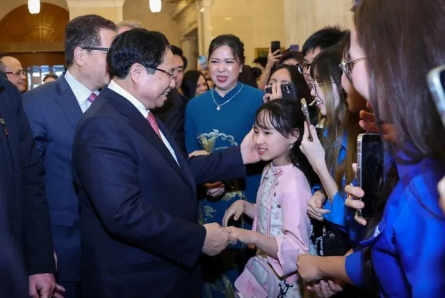 Thủ tướng mong cộng đồng người Việt Nam tại Nga ngày càng đoàn kết, ổn định, có vị thế vững chắc trong xã hội sở tại; trở thành cầu nối gắn kết bền chặt cho quan hệ hai nước