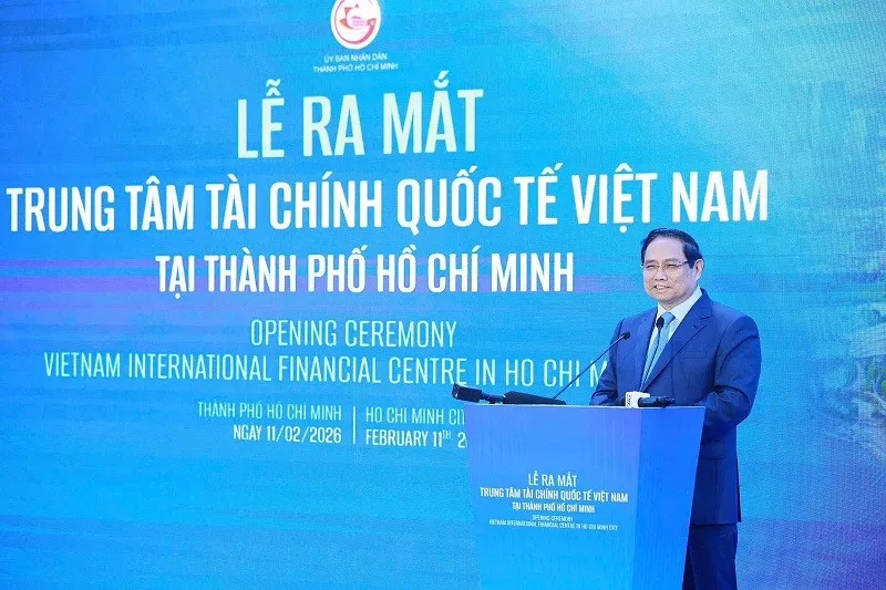 Thủ tướng Phạm Minh Chính tặng hoa chúc mừng đại diện các cơ quan thuộc Trung tâm Tài chính quốc tế Việt Nam tại TP.HCM - Ảnh: VGP