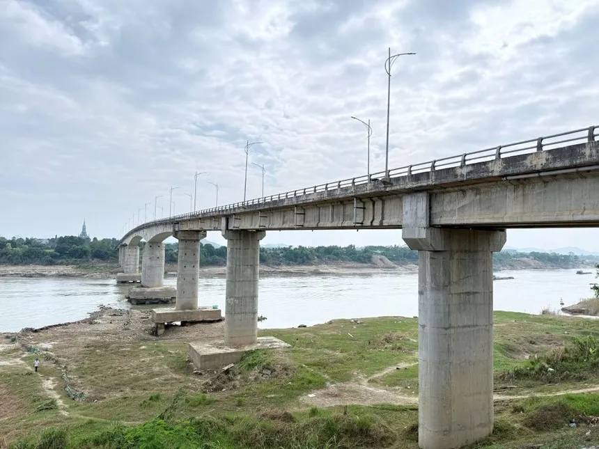 Cầu sông Lô hiện hữu. (Ảnh: Từ Thức). 