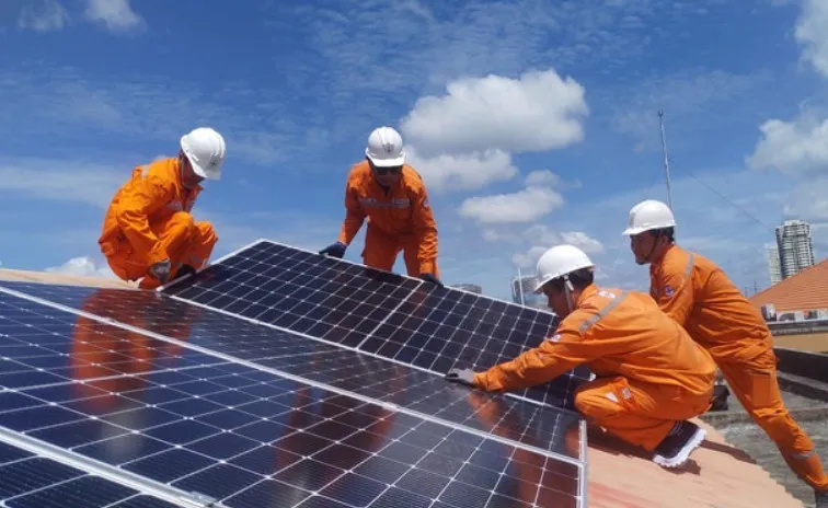 Việc triển khai đồng bộ, quyết liệt các giải pháp quản lý nhu cầu và sử dụng điện tiết kiệm, hiệu quả trên phạm vi toàn quốc có ý nghĩa đặc biệt quan trọng, góp phần giảm phụ tải đỉnh, nâng cao hiệu quả vận hành hệ thống điện, giảm áp lực đầu tư nguồn điện mới.