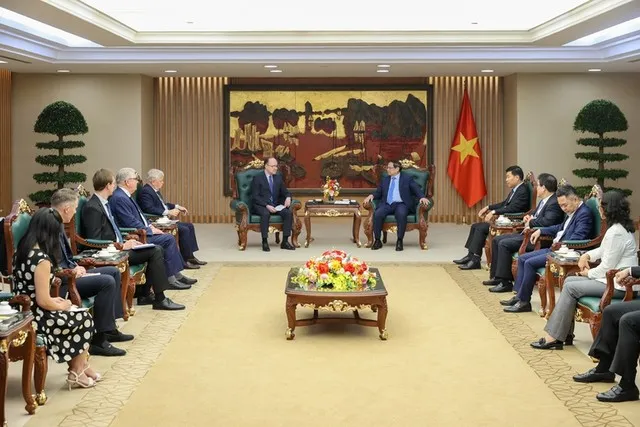 Thủ tướng đề nghị Đại sứ tiếp tục phối hợp chặt chẽ với các bộ, ngành, cơ quan, tổ chức hai nước triển khai các thỏa thuận cấp cao trên mọi lĩnh vực - Ảnh: VGP/Nhật Bắc