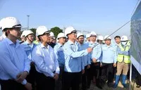 Phó Thủ tướng Bùi Thanh Sơn nghe báo cáo tiến độ chuỗi dự án Trung tâm Điện lực Ô Môn - Lô B tại phường Phước Thới, TP. Cần Thơ - Ảnh: VGP