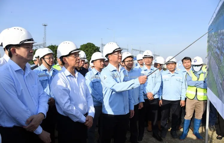 Phó Thủ tướng Bùi Thanh Sơn nghe báo cáo tiến độ chuỗi dự án Trung tâm Điện lực Ô Môn - Lô B tại phường Phước Thới, TP. Cần Thơ - Ảnh: VGP