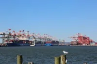 Quang cảnh cảng hàng hóa tại Bayonne, New Jersey, Mỹ. Ảnh: THX/TTXVN