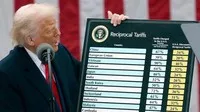 Tổng thống Trump giơ tấm bảng mức thuế các nước đang áp với Mỹ và thuế đối ứng. Ảnh: REUTERS