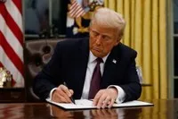Tổng thống Mỹ Donald Trump ký một sắc lệnh hành pháp tại Nhà Trắng, Washington, D.C. Ảnh: Getty Images/TTXVN
