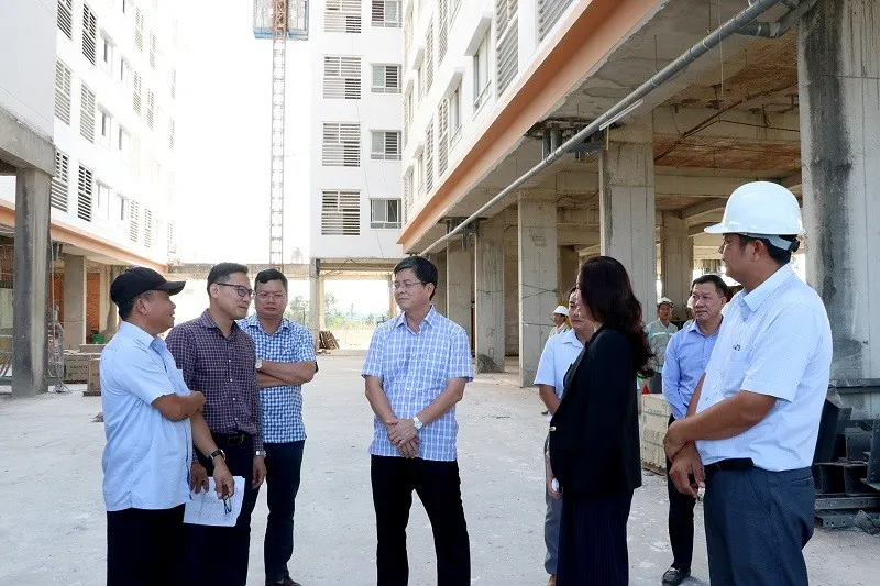 Phó chủ tịch UBND tỉnh Lâm Đồng Nguyễn Hồng Hải (giữa) kiểm tra Dự án Khu nhà ở cho công nhân Khu công nghiệp Hàm Kiệm II. Ảnh: T.T Dân