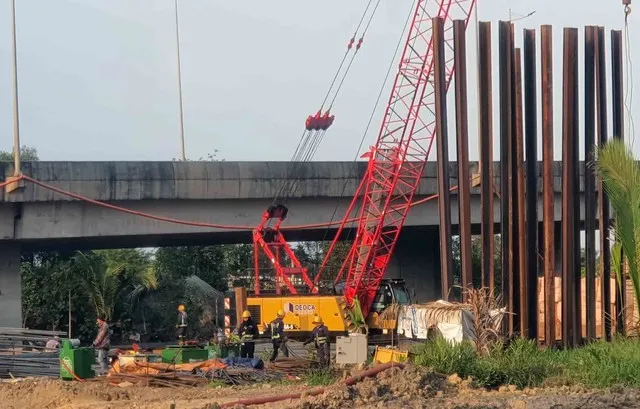 Công nhân làm việc xuyên nhiều khung giờ, tranh thủ điều kiện thời tiết thuận lợi để đẩy nhanh tiến độ.