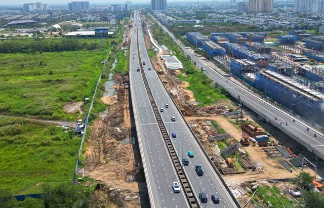 Tổng mức đầu tư của dự án gần 15.000 tỷ đồng, gồm vốn ngân sách nhà nước và vốn Tổng công ty Đầu tư phát triển đường cao tốc Việt Nam (VEC) huy động, trong đó, vốn đầu tư công là 6.500 tỷ đồng và vốn VEC huy động khoảng 8.500 tỷ đồng.