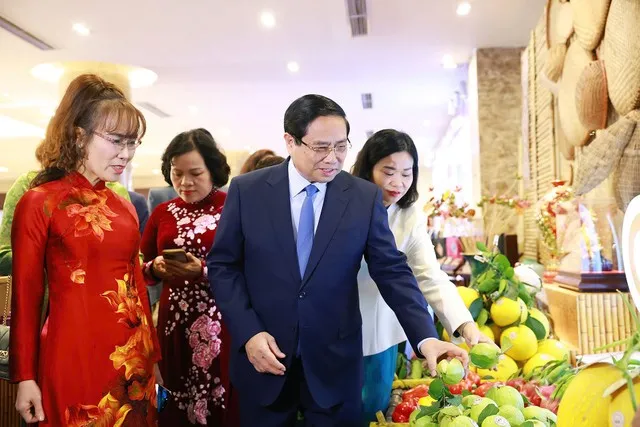 Thủ tướng Phạm Minh Chính tham quan trưng bày sản phẩm nông nghiệp, thủ công mỹ nghệ của các doanh nghiệp do phụ nữ khởi nghiệp - Ảnh: VGP/Nhật Bắc